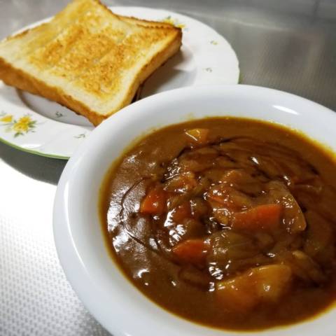 カレーと食パン