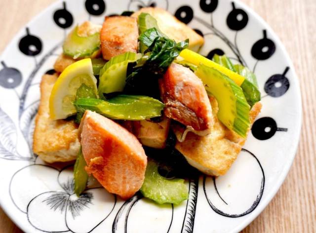 鮭と豆腐のセロリ炒め