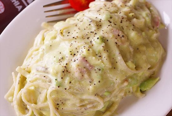レンジで一発アボカドカルボナーラ