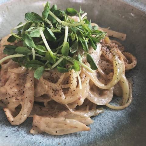 バターとアンチョビの濃厚パスタ