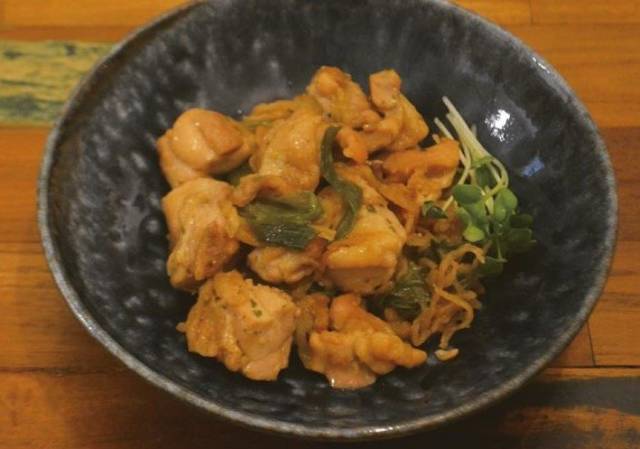 鶏肉と九条葱のニンニクバター醤油炒め