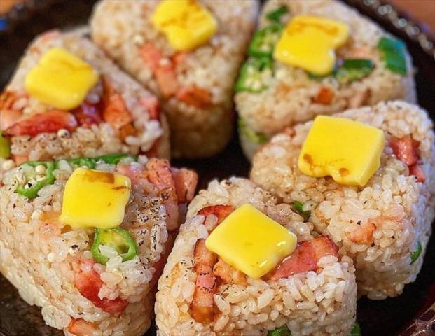 鰹節香るベーコンオクラバターおにぎり