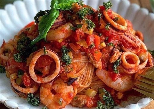 魚介たっぷり彩り野菜の地中海風パスタ