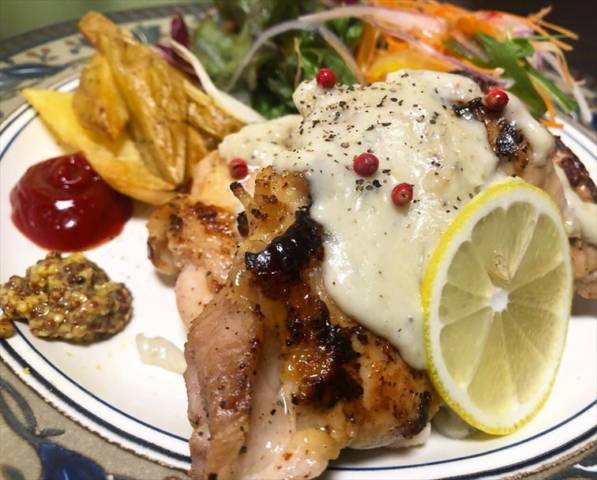 チーズソースのチキンステーキ