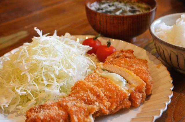 大葉、チーズ、粒マスタードを挟んだとんかつ