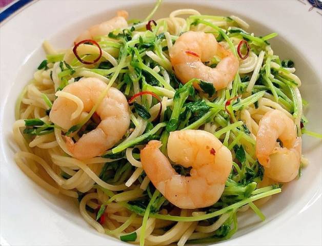 豆苗とえびのペペロンチーノ