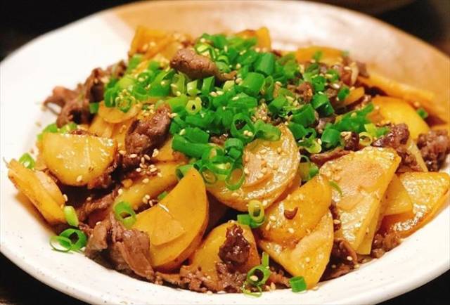 牛肉とじゃがいものガリバタ炒め