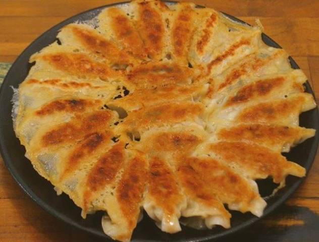 羽つき円盤焼き餃子