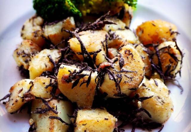 じゃが芋とひじきのアンチョビ炒め