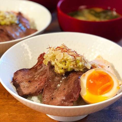ネギ塩牛タンチキン丼