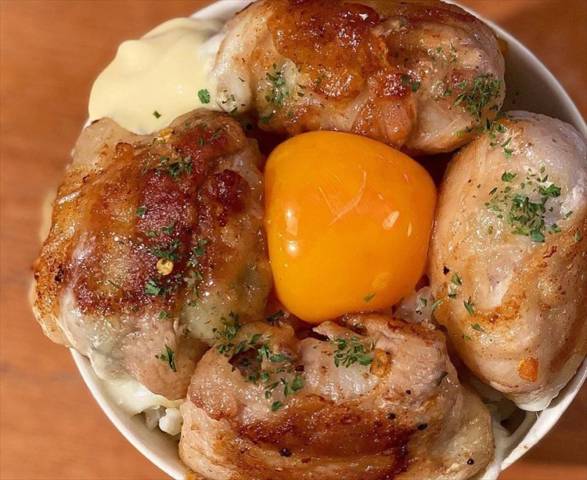 肉巻きモッツァレラ丼