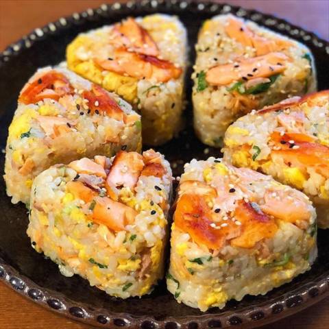 鮭ツナマヨエッグおにぎり