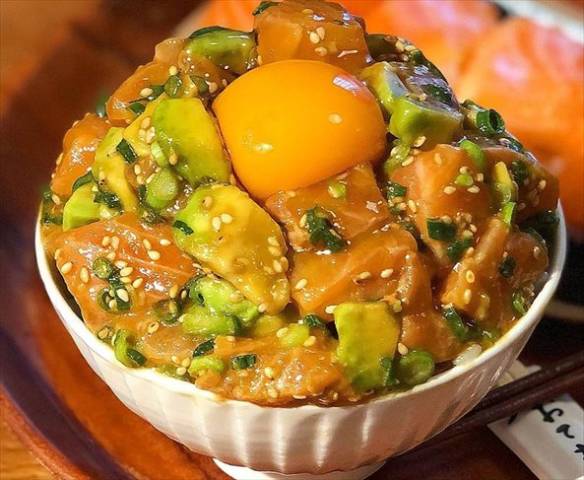 混ぜるだけサーモンポキ丼