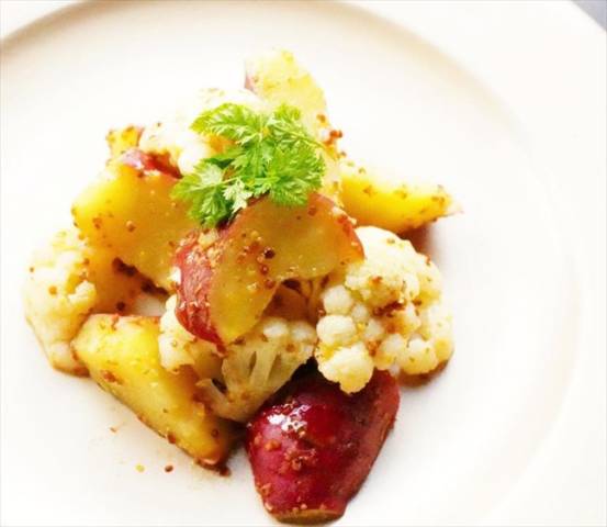 サツマイモとカリフラワーの粒マスタード和え