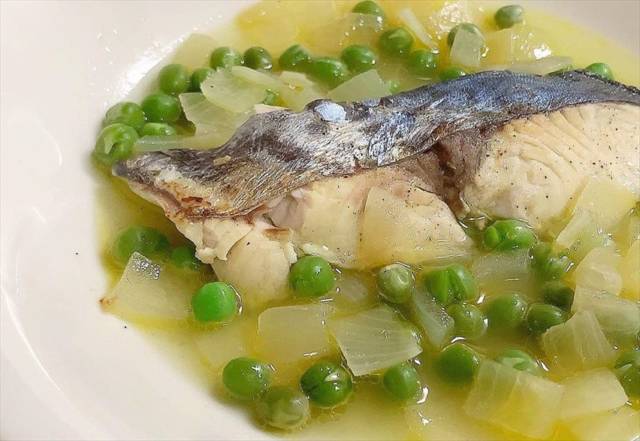 鰆(サワラ)とグリーンピースのワイン蒸し