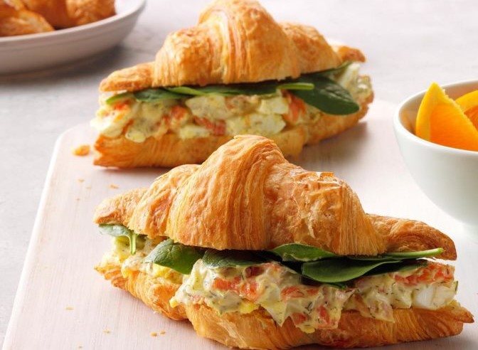 スモークサーモンの卵サラダパン