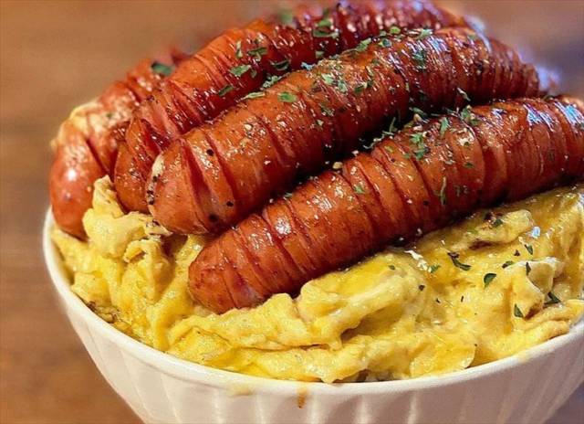 シャウエッセンチーズエッグ丼