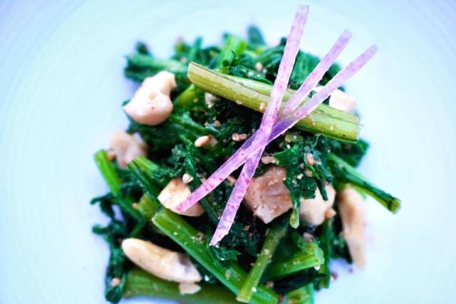 春菊とカシューナッツの和え物