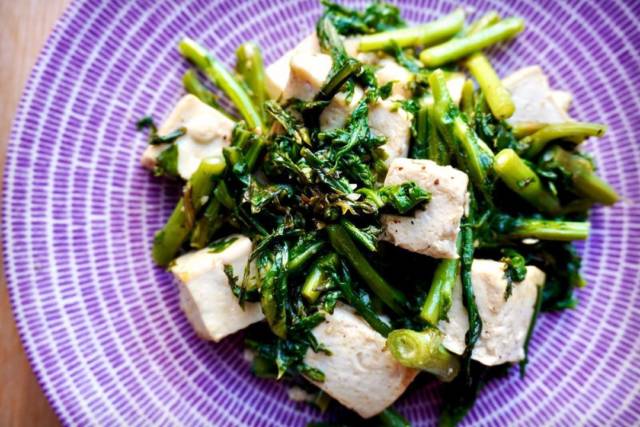 春菊と豆腐の塩炒め