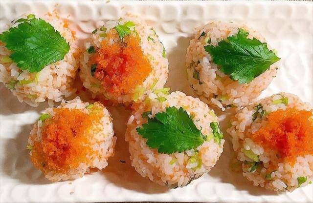 三つ葉ととびこの手まり寿司