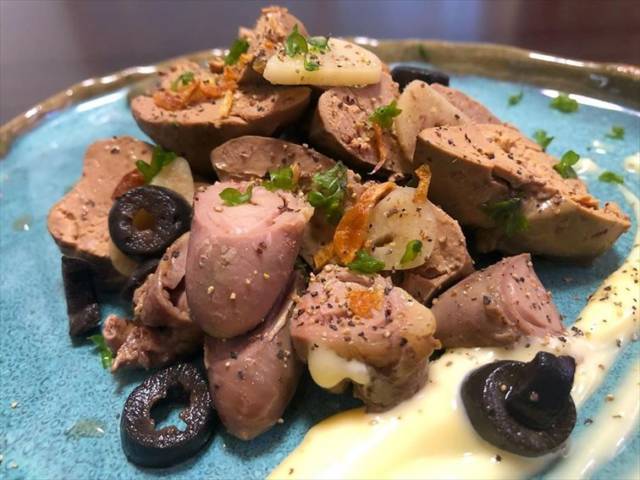 鶏肝とハツのコンフィ