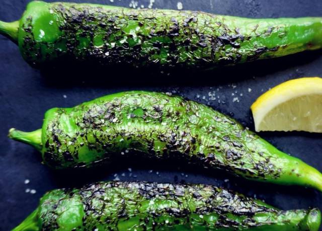 万願寺とうがらしの網焼き