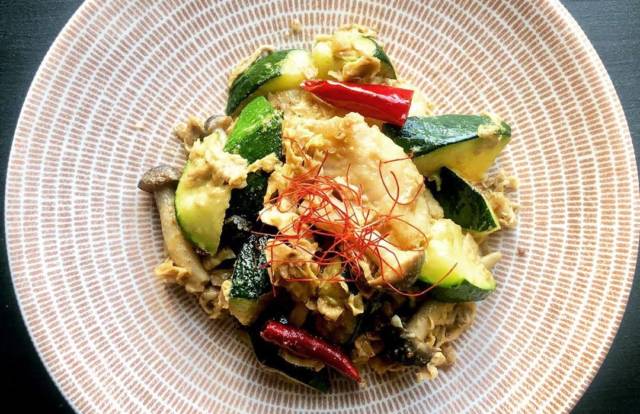 ズッキーニと湯葉の胡麻炒め