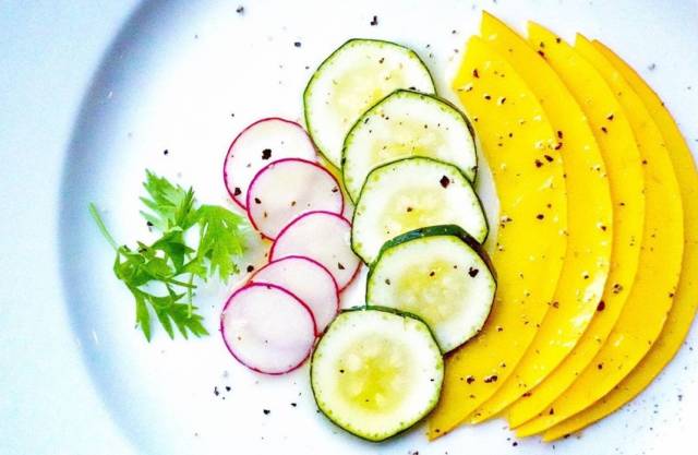 コリンキーとズッキーニのカルパッチョ